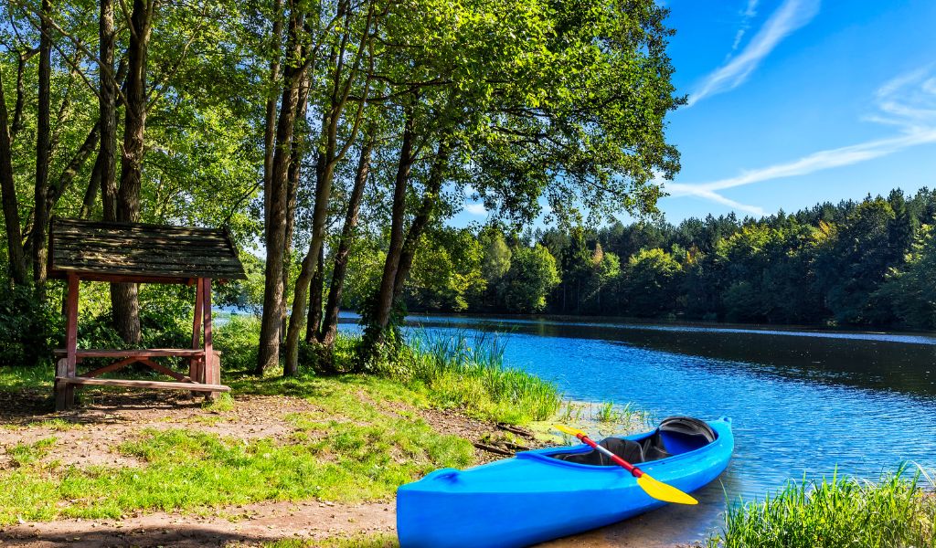 Jak wybrać idealny domek nad jeziorem dla Twojej rodziny na wakacyjny wypoczynek?